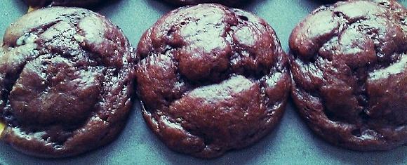 Muffiny czekoladowe z bananami i białą czekoladą