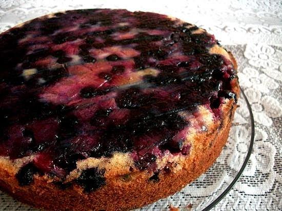 Odwrócone ciasto z rabarbarem i jagodami