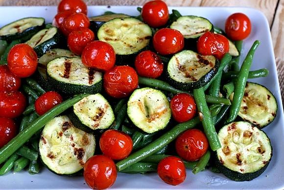 Sałatka z fasolki, grillowanej cukinii i pomidorków