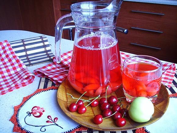 Kompot jabłkowo-wiśniowy z papierówek i wiśni na lato