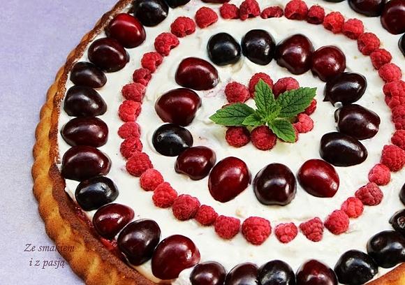 Tarta migdałowa z owocami bez mąki i cukru