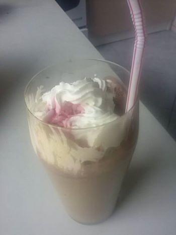 Mrożona kawa z lodami i bitą śmietaną