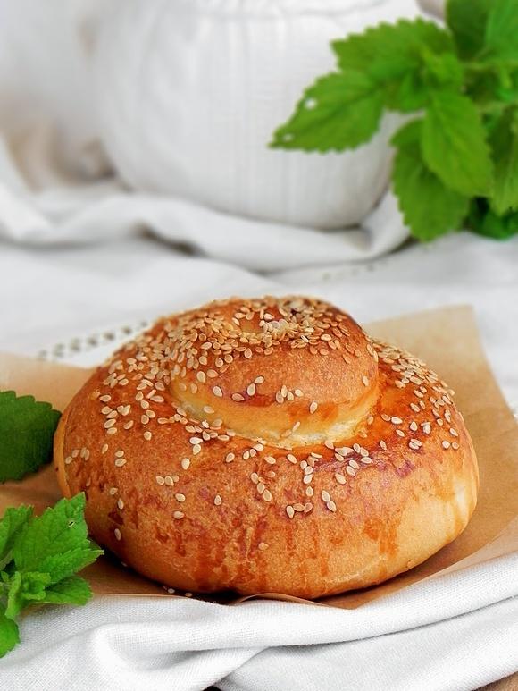 Tiropsomo greckie bułeczki z serem feta