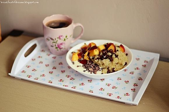 Quinoa z nektarynkami, jogurtem naturalnym i kakao