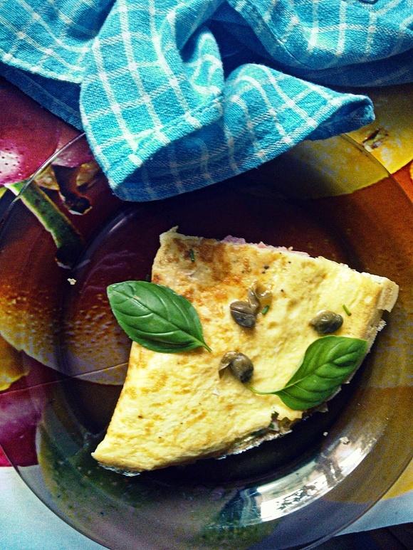 Omlet po francusku z kaparami, szynką i serem