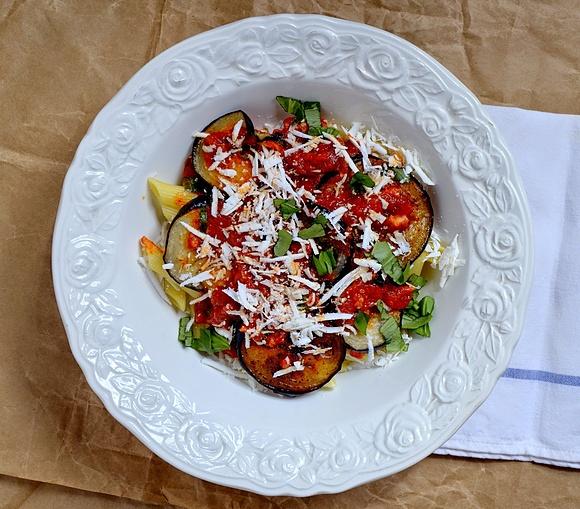 Sycylijska pasta alla norma z bakłażanem i pomidorami