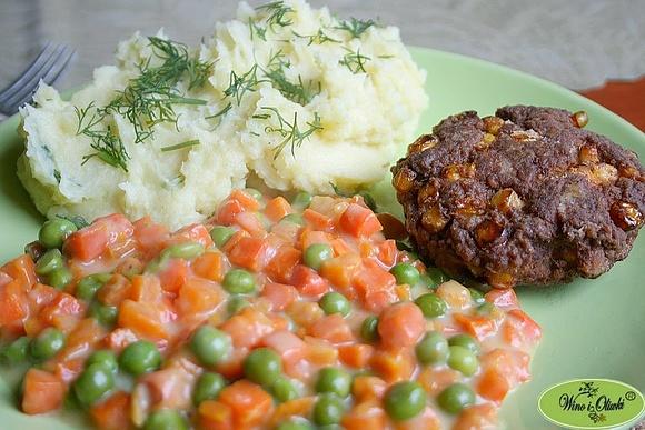 Puree z gałką muszkatołową i kotlety mielone z kukurydzą i curry