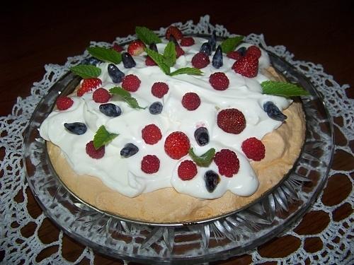 Beza Pavlova z kremem labneh i letnimi owocami