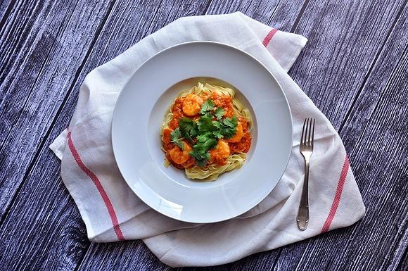 Makaron tagliatelle z pomidorowym curry z krewetkami i mlekiem kokosowym