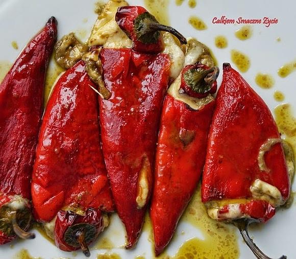 Nadziewana papryka z pesto i serem pieczona z oliwą balsamiczną