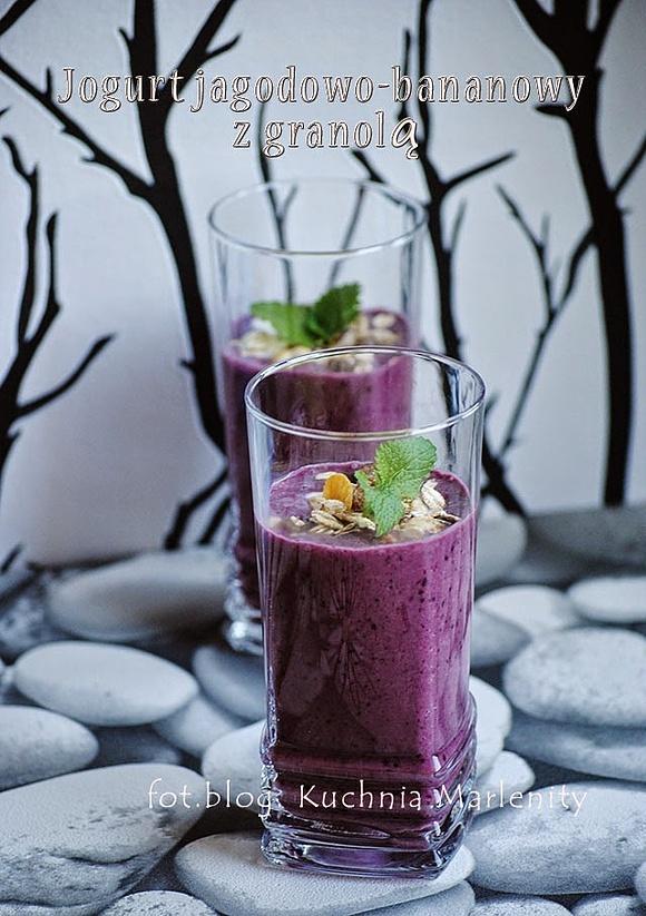 Jogurt jagodowo-bananowy z granolą