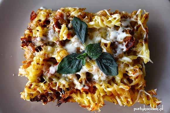 Zapiekanka makaronowa z tuńczykiem i suszonymi pomidorami