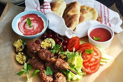 Chlebki pita z grilla z orientalnymi kotlecikami i salsą wiśniową