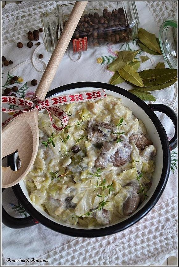 Grzyby leśne duszone z białą kapustą i śmietaną