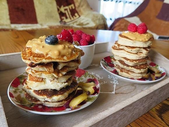 Ricotta hotcakes z borówkami amerykańskimi i masłem orzechowym