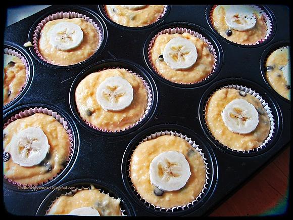 Muffinki z masłem orzechowym i bananami