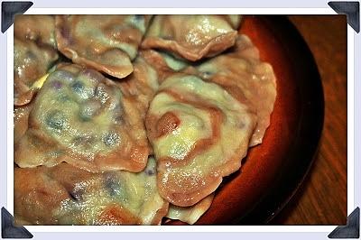 Pierogi w paski z jagodami i borówkami