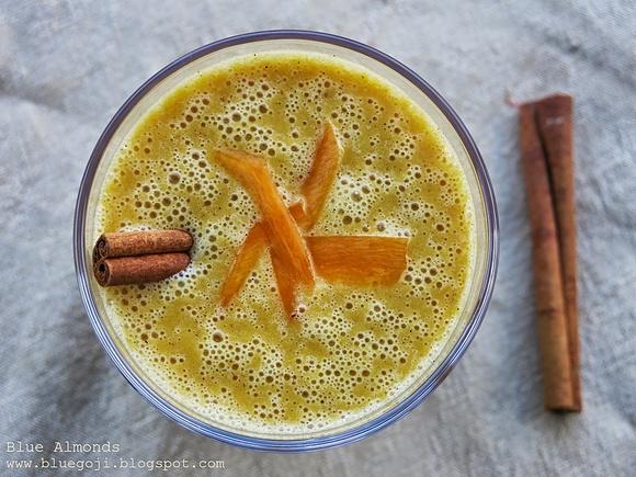 Dynia smoothie raw vegan z mlekiem migdałowym i przyprawami