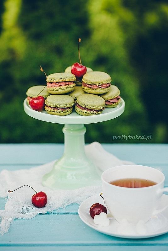 Makaroniki matcha z nadzieniem czereśniowym