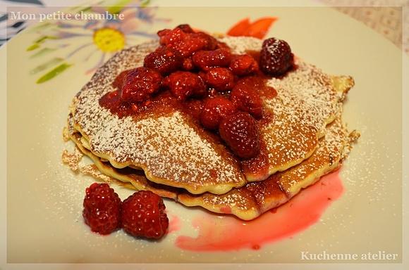 Amerykańskie pancakes z malinami i syropem klonowym