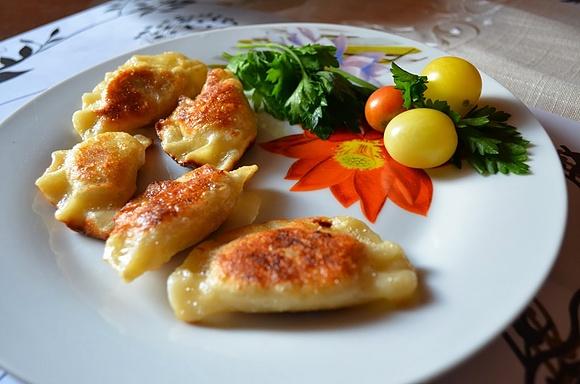 Pieczone pierogi z mięsnym farszem