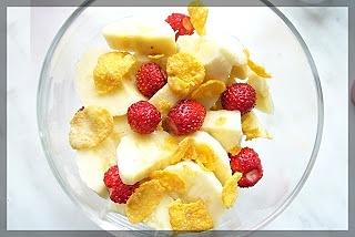 Poziomka na deser w towarzystwie banana