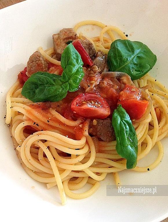 Spaghetti z pomidorami i cielęciną