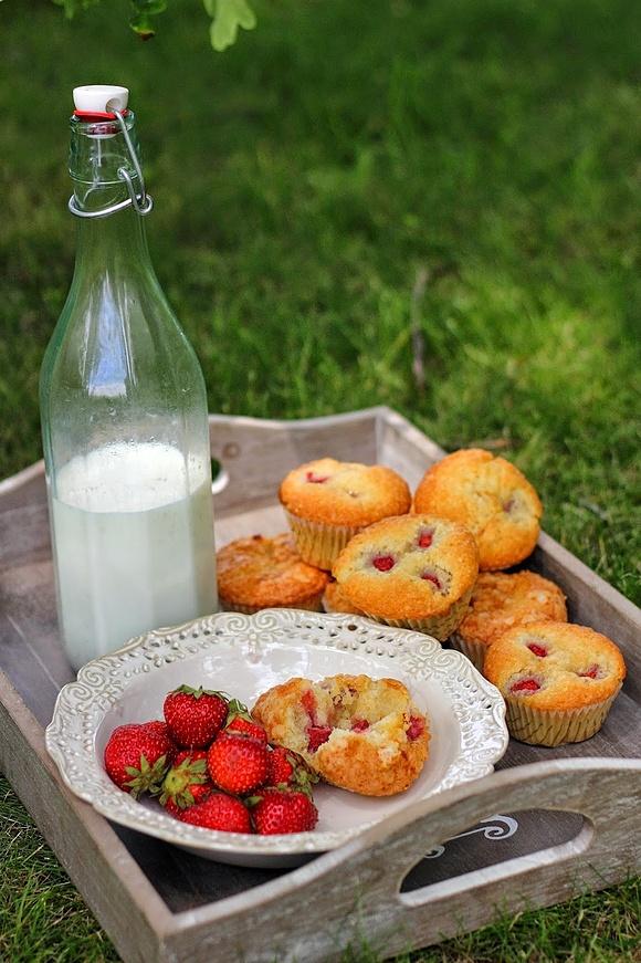 Migdałowe muffinki z truskawkami