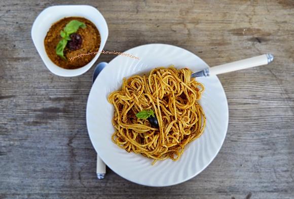 Makaron z pesto z suszonych pomidorów, śliwek i czarnych oliwek z kozim serem