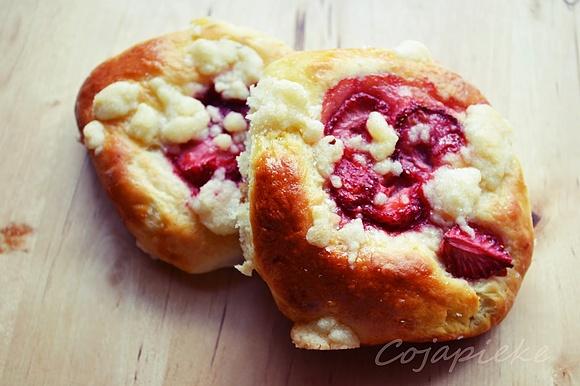 Drożdżowe bułeczki z truskawkami i kruszonką