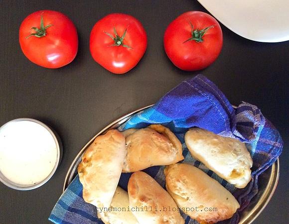 Drożdżowe pierogi z cukinią i pomidorem
