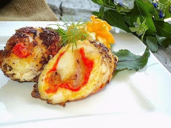 Roladka drobiowa z szynką parmeńską i czerwonym serem w przyprawach