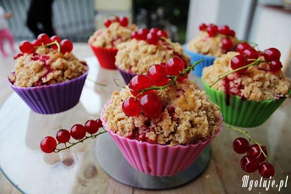 Muffinki z czerwoną porzeczką i kruszonką