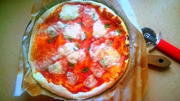 Pizza Margherita na francuskim cieście