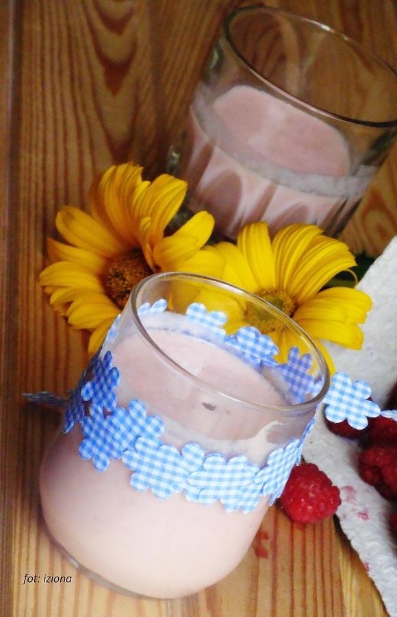 Owocowy koktajl z arbuza, malin i bananów na upały