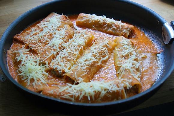 Cannelloni z nadzieniem z pieczarek i tofu w sosie pomidorowym