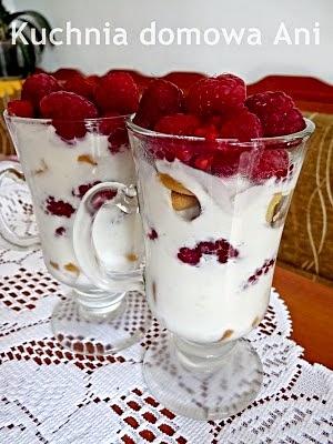 Deser z malinami i jogurtem naturalnym