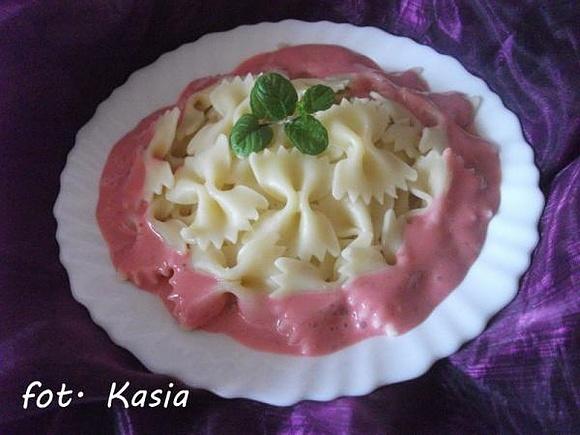 Farfalle z sosem truskawkowym