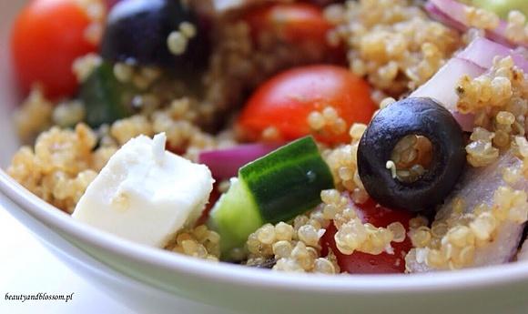 Quinoa lub kasza jaglana z sałatką grecką