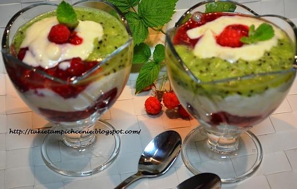 Deser light z malinami bananami i kiwi