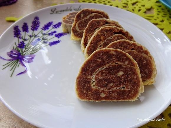Waflowa rolada z galaretką i herbatnikami