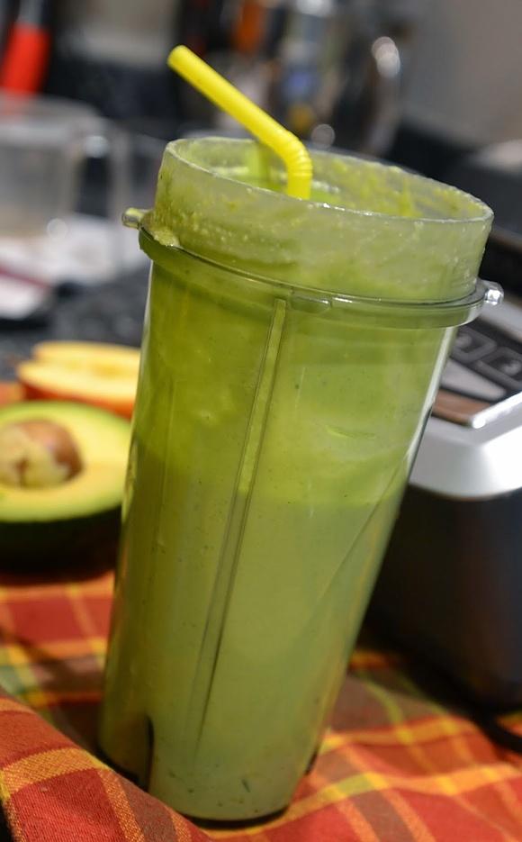Kremowe smoothie ze szpinakiem i awokado