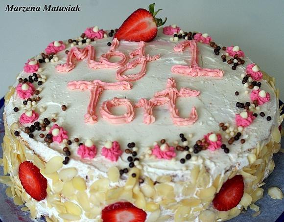 Tort śmietankowo-truskawkowy