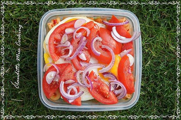 Lunch box z rukolą, makarony, jajkiem sadzonym i pomidorami