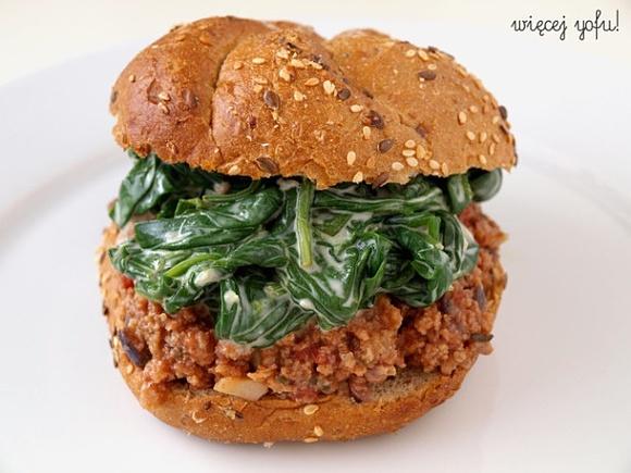 Jerk style Sloppy Joes z kremowym kokosowym szpinakiem