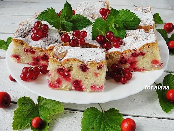 Ciasto na oleju z czerwonymi porzeczkami