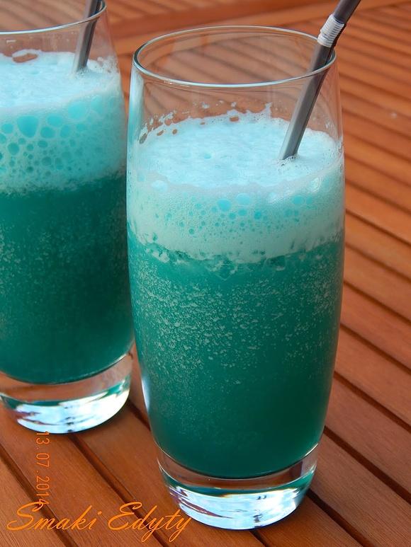 Blue Hawaiian – przepis na niebieskiego koktajla z rumem i blue curacao