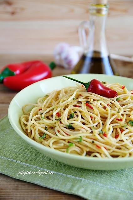Spaghetti alio olio e peperoncino - szybki przepis na makaron z czosnkiem i papryczką