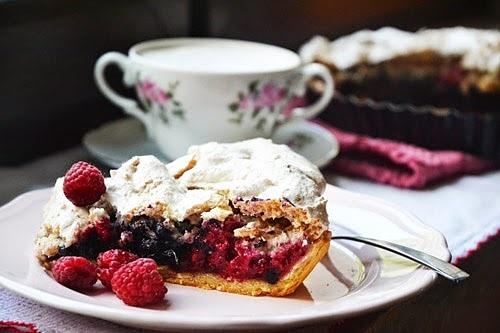 Tarta jagodowo-różana