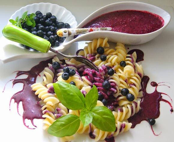 Fusilli w jagodowym sosie z jagodami